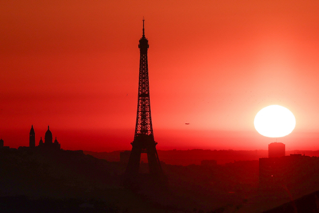 TOPSHOT-FRANCE-ENVIRONMENT-CLIMATE-HEA... <YONHAP NO-4212> (AFP)
