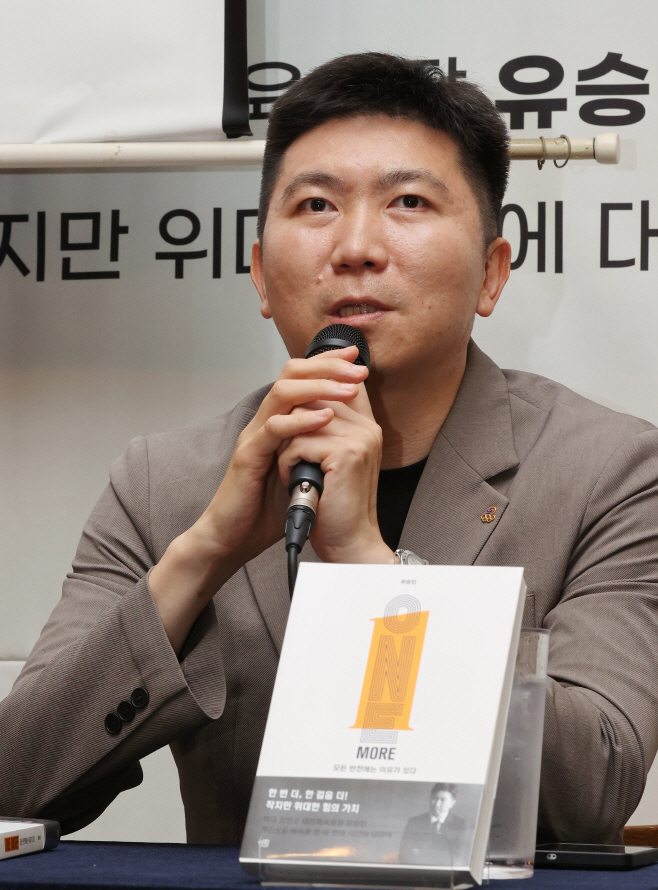 질문에 답하는 유승민<YONHAP NO-4779>