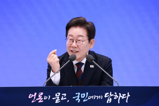 이재명 대통령, 취임 30일 기자회견<YONHAP NO-2960>