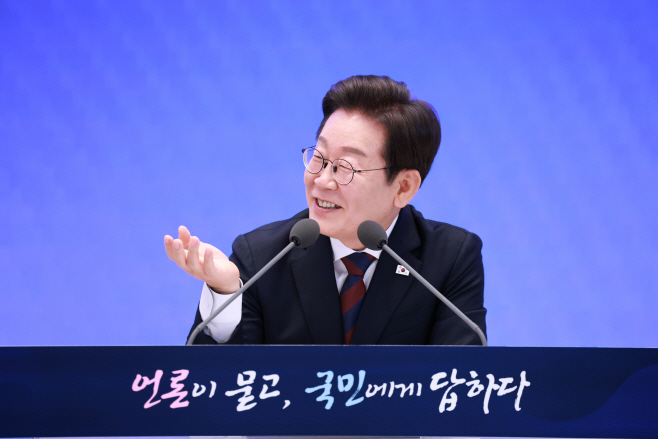 이재명 대통령, 취임 30일 기자회견<YONHAP NO-3284>