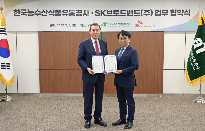 [보도사진] 김혁 SK브로드밴드 미디어사업본부장(오른쪽), 홍문표 한국농수산식품유통공사 사장(왼쪽)이 협약을 마치고 기념 사진을 찍고 있다