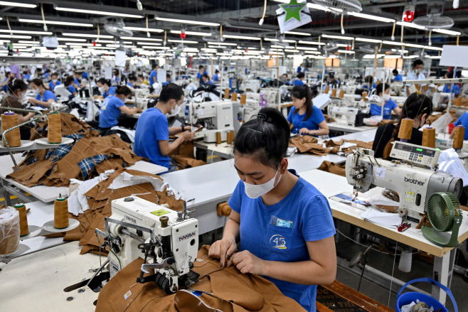 TOPSHOT-VIETNAM-ECONOMY-TEXTILE-TARIFF... <YONHAP NO-2804> (AFP)