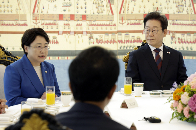 발언 듣는 이재명 대통령<YONHAP NO-4458>