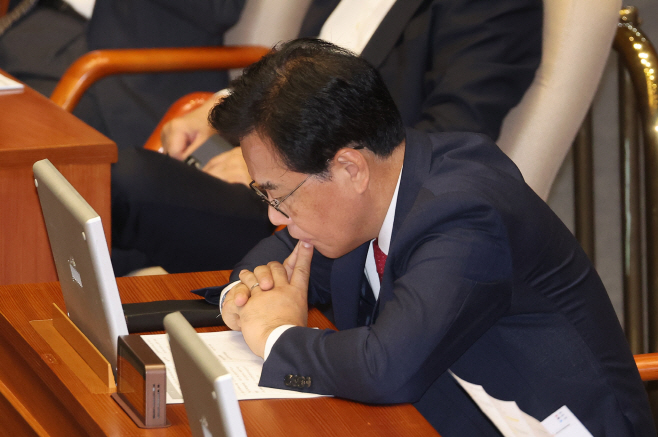 생각에 잠긴 송언석 비상대책위원장<YONHAP NO-4670>