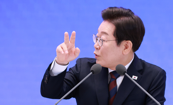 대변인과 대화하는 이재명 대통령<YONHAP NO-4448>