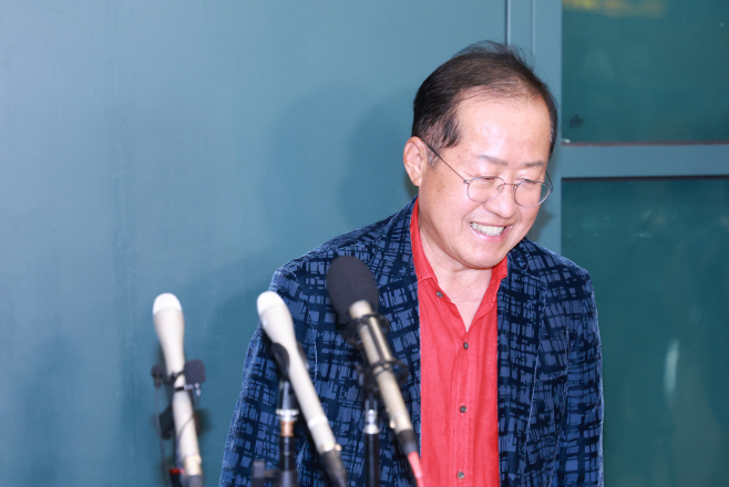 인터뷰 마친 홍준표 전 대구시장<YONHAP NO-4083>