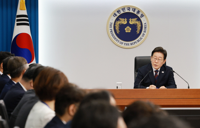 2차 수석보좌관회의 주재하는 이재명 대통령