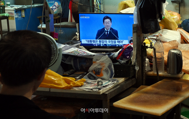 [포토]이재명 대통령 취임 30일 기자회견 시청하는 상인