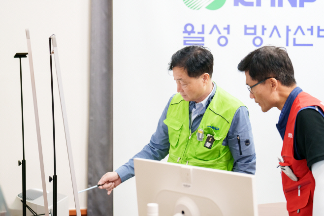 사진2. 훈련 참여중인 정원호본부장(좌측)