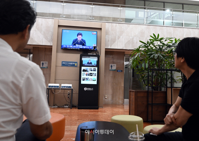 [포토]이 대통령 취임 30일 기자회견, 공무원들의 반응은?
