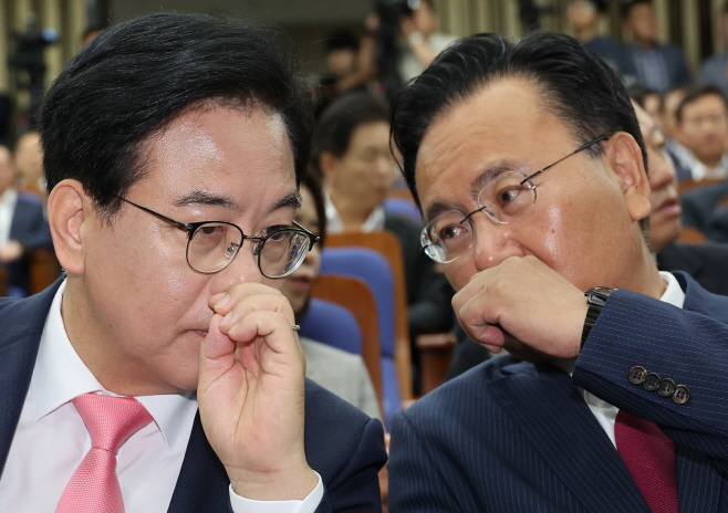 유상범 원내수석부대표와 대화하는 송언석 비상...<YONHAP NO-2843>