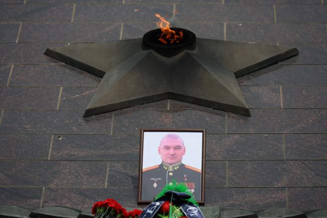 Floral tributes to Russi... <YONHAP NO-4115> (Yuri Smityuk/TASS)