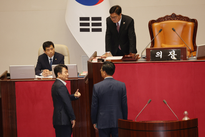본회의 개의 지연 관련 이야기하는 여야<YONHAP NO-4496>