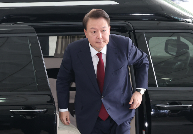 포토라인 선 윤석열 전 대통령<YONHAP NO-3162>