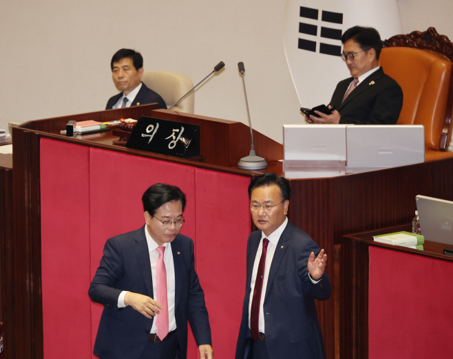 자리로 향하는 송언석-유상범<YONHAP NO-4630>