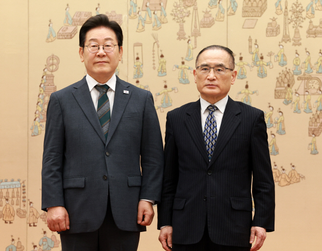이재명 대통령, 국가안보실장 임명장 수여<YONHAP NO-3493>