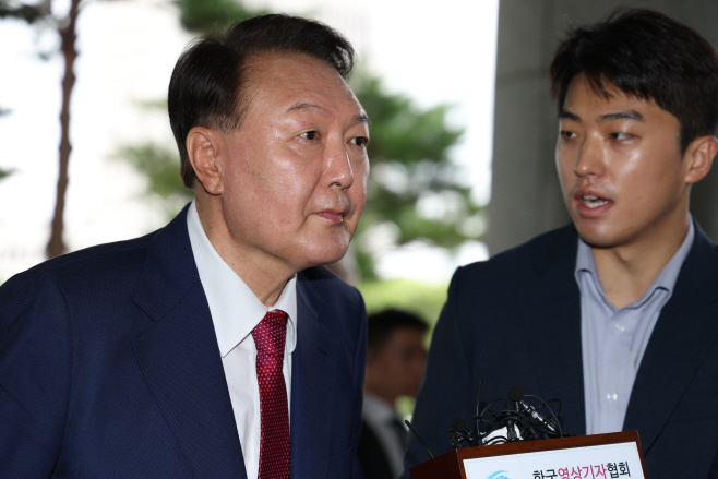 취재진 질문에 아무 대답 없는 윤석열 전 대통령<YONHAP NO-2745>