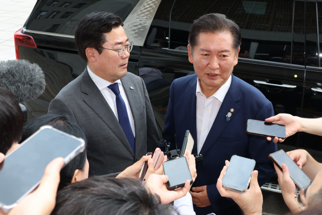 취재진에 둘러싸인 정청래·박찬대 당대표 후보<YONHAP NO-4558>