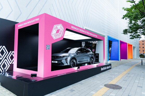 [사진자료] 르노 성수에 전시된 세닉 E-Tech 100% 일렉트릭