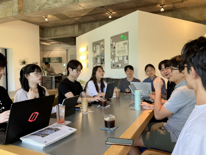 1. 자원순환팀이 뉴워크 얼라이언스 이창현 대표와 인터뷰를 진행하고 있다
