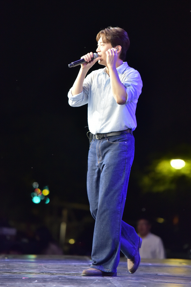 ‘가족사랑 콘서트’에서 가수 존박이 열정적인 무대를 선보이고 있다.