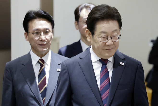국무회의 입장하는 이재명 대통령과 김민석 국무...<YONHAP NO-2819>