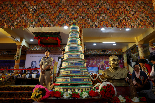 TIBET-DALAI LAMA/ <YONHAP NO-2400> (REUTERS)