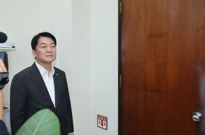 송언석 비상대책위원장 만나러 가는 안철수 의원<YONHAP NO-4731>