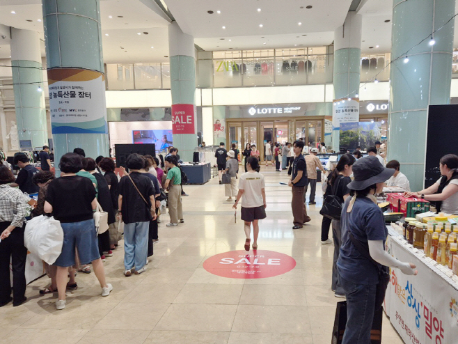 20250707-밀양시, 부산 롯데백화점서‘밀양 농특산물 장터’성황리 개최(2)