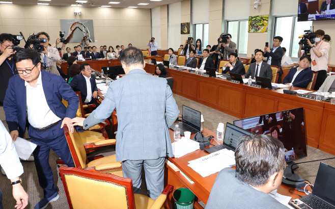 과방위 퇴장하는 국민의힘 의원들<YONHAP NO-3485>