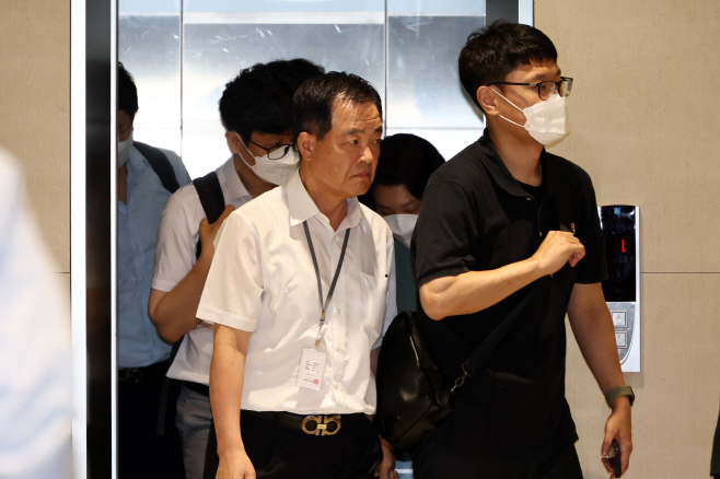 삼부토건 압수수색 중 이동하는 특검팀<YONHAP NO-5958>