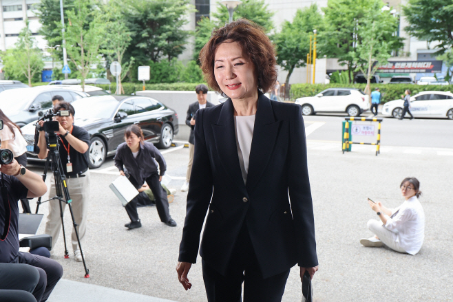 인사청문회 준비 사무실로 출근하는 이진숙 장관 후보자