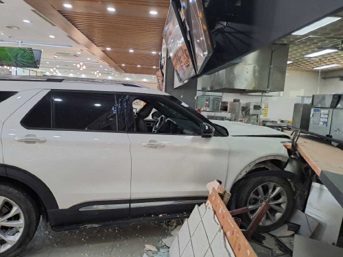 강릉 대관령휴게소 식당가에 SUV 돌진…16명 다쳐<YONHAP NO-4089>