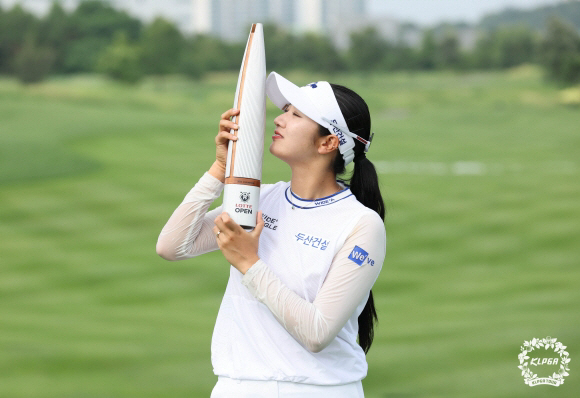 박혜준이 롯데 타워 모형 우승 트로피에 입을 맞추고 있다. KLPGA