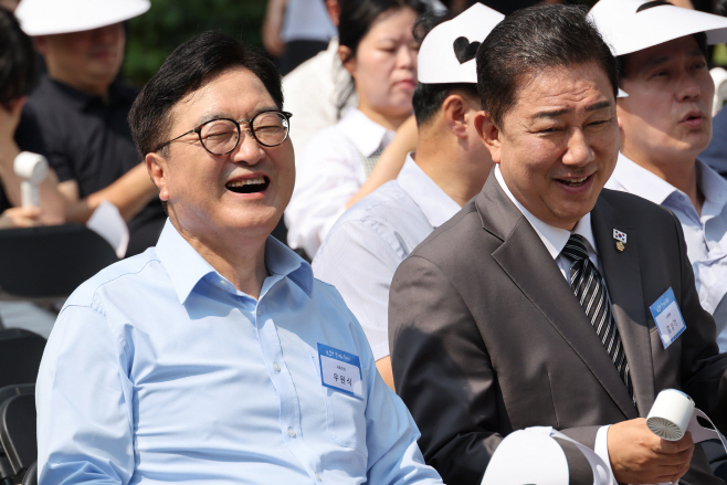 대화하는 우원식 의장과 김병기 원내대표<YONHAP NO-2748>