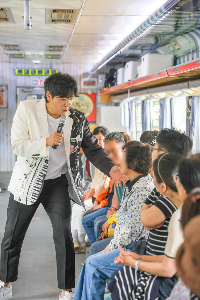 [코레일관광개발] 지난달 15일 열린 가수 황기동의 팔도장터관광열차 내 공연 장면(1)