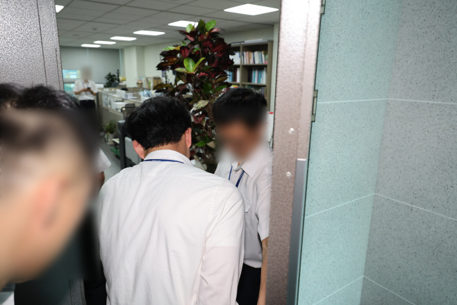 윤상현 의원실로 들어가는 국회사무처 직원들<YONHAP NO-4225>