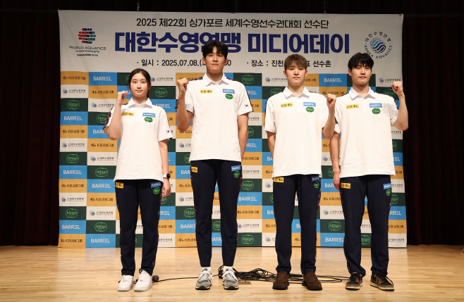 기념촬영하는 경영 국가대표 선수들<YONHAP NO-4239>