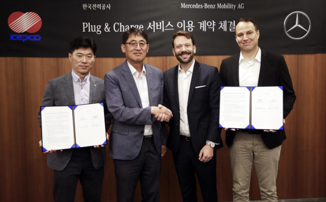 [사진1] 메르세데스-벤츠, 한국전력공사와 전기차 간편 충전 서비스 제공 위한 플러그 앤 차지 계약 체결