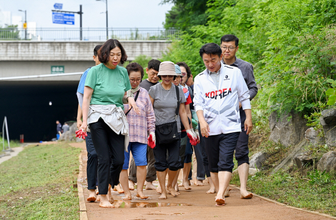 노인복지과(의정부시, 초고령사회 대비 본격 시동…'어르신이 살기 좋은 도시' 만든다)3-노인 친화공간 확충(황톳길)