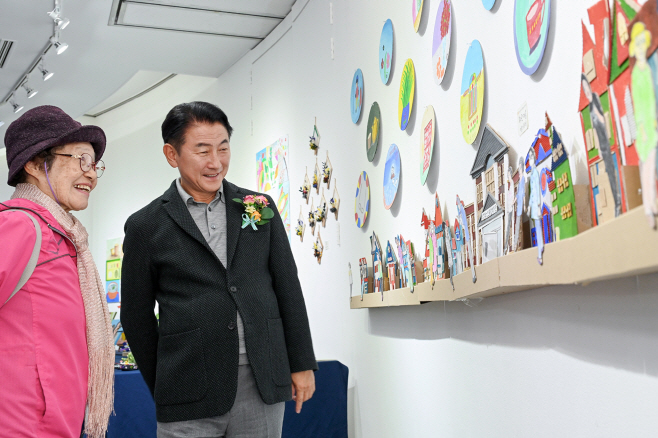 노인복지과(의정부시, 초고령사회 대비 본격 시동…'어르신이 살기 좋은 도시' 만든다)4-의정부노인종합복지관 제20회 회룡시니어전시회