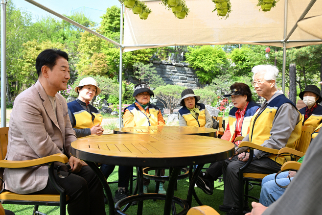 노인복지과(의정부시, 초고령사회 대비 본격 시동…'어르신이 살기 좋은 도시' 만든다)6-노인일자리 시범사업 시니어 힐링 가드닝 현장 확인