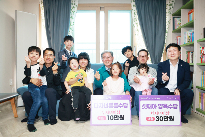 25년 4월 16일 오태완 군수가 대의면 8인 가구 전입을 축하하고 있다.