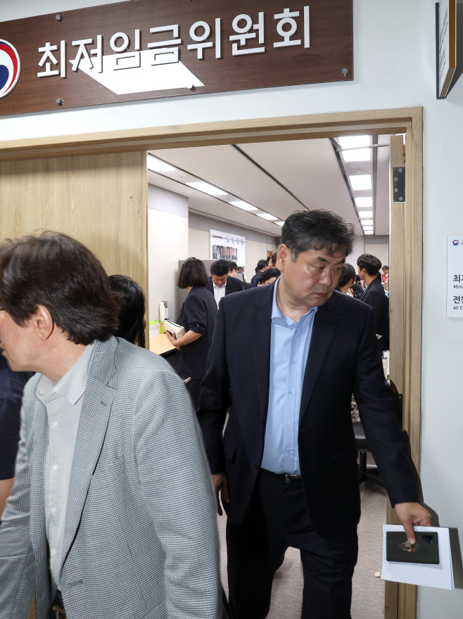 회의장 나가는 이인재 최저임금위원회 위원장