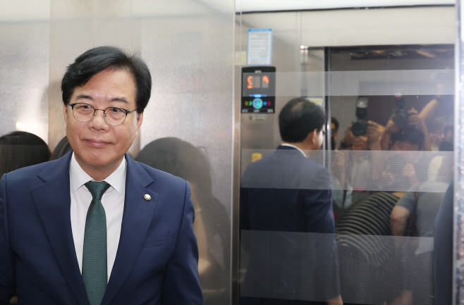 백브리핑 마친 송언석 비상대책위원장<YONHAP NO-2854>