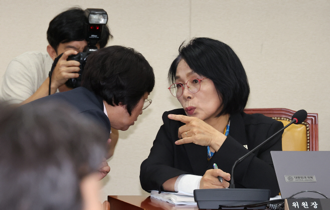 대화하는 최민희 위원장-김현 의원<YONHAP NO-3260>