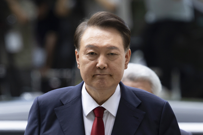 입 굳게 닫은 채 법정으로 향하는 윤석열 전 대통령<YONHAP NO-4379>