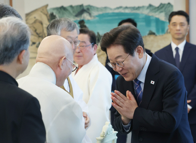 조계종 총무원장 진우스님과 인사하는 이재명 대통령