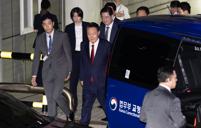 호송차량 향하는 윤석열 전 대통령