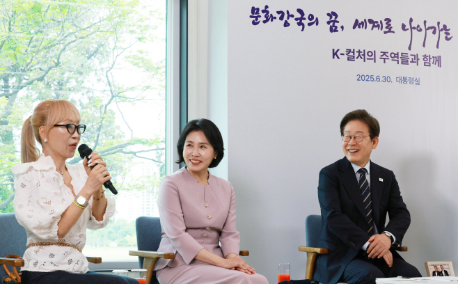 조수미 성악가 발언 듣는 이재명 대통령 부부